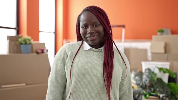 Mulher Africana Com Cabelo Trançado Sorrindo Confiante Segurando Chave Nova — Vídeo de Stock
