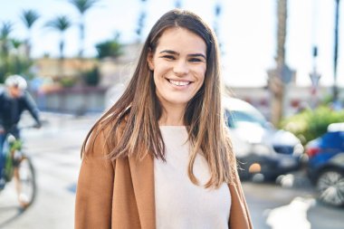 Sokakta kendine güvenen güzel İspanyol bir kadın.