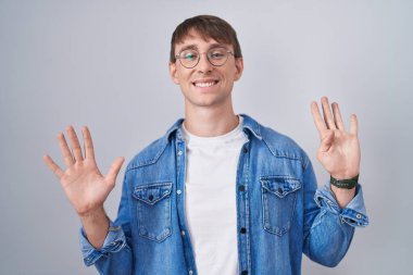 Beyaz, sarışın, gözlüklü, dokuz numaralı parmaklarıyla işaret eden, kendine güvenen ve mutlu bir adam.. 