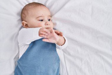 Sevimli bebek yatak odasında yatarken rahatlamış.