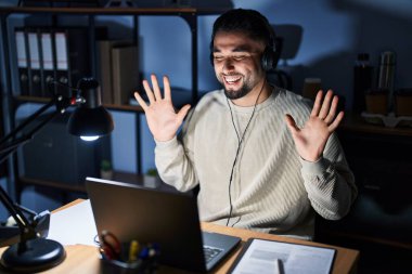Genç yakışıklı adam geceleri bilgisayarla çalışıp başarının çılgınlığını kutluyor. Kollarını kaldırmış, gözlerini kapatmış heyecanlı çığlıklar atıyordu. Kazanan konsept 