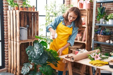 Çiçekçide çalışan güzel İspanyol bir çiçekçi kadın.
