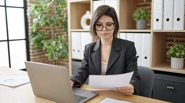 Junge Kaukasische Geschäftsfrau Benutzt Laptop Lesedokument Büro — Stockfoto