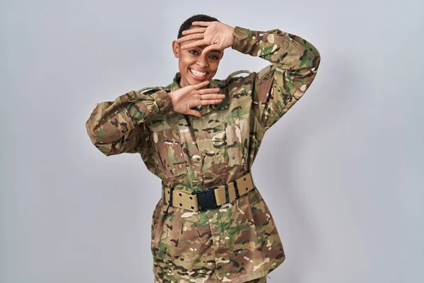 Bella Donna Afroamericana Vestita Con Uniforme Militare Mimetica Sorridente Allegra — Foto Stock