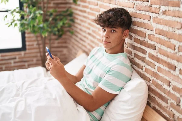 Fiatal Spanyol Tinédzser Okostelefont Használ Nyugodt Kifejezéssel Hálószobában — Stock Fotó