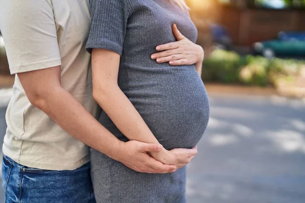 Man Woman Couple Hugging Each Other Expecting Baby Street — Stock Photo, Image