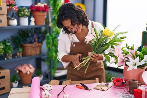Young Beautiful Hispanic Woman Florist Make Bouquet Flowers Flower Shop — Stockfoto