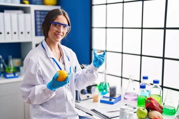Mladá Krásná Hispánka Vědec Drží Citron Pilulky Laboratoři — Stock fotografie