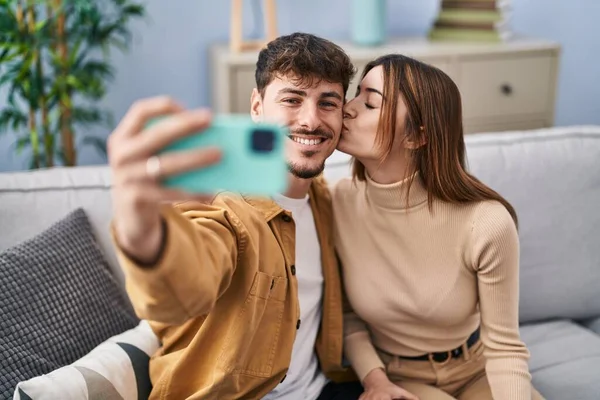 Mand Vrouw Paar Maken Selfie Door Smartphone Zitten Bank Thuis — Stockfoto