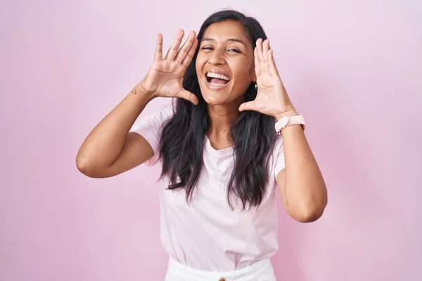 Young Hispanic Woman Standing Pink Background Smiling Cheerful Playing Peek — Stock Photo, Image