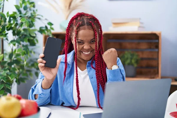 Saçları Örgülü Akıllı Telefonları Olan Afrikalı Amerikalı Bir Kadın Boş — Stok fotoğraf