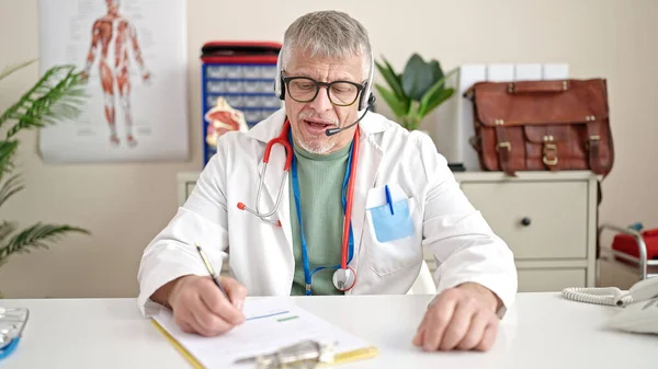 Orta Yaşlı Kır Saçlı Doktor Klinikte Online Tıbbi Danışmanlık Yapıyor — Stok fotoğraf