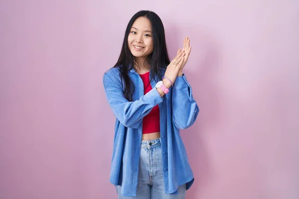 Joven Asiática Mujer Pie Sobre Rosa Fondo Aplaudiendo Aplaudiendo Feliz — Foto de Stock