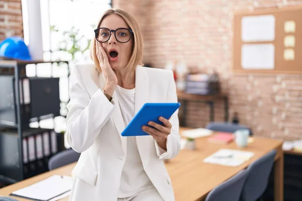 Young Caucasian Woman Working Office Wearing Glasses Afraid Shocked Surprise — Stock Photo, Image
