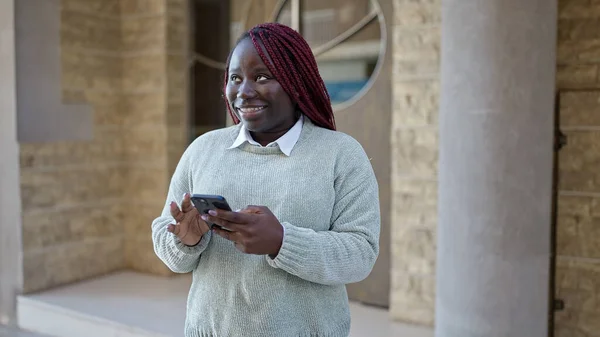 ストリートでスマートフォンを使用して編組髪を持つアフリカの女性 — ストック写真