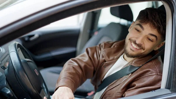 Молодий Арабський Чоловік Посміхається Впевнено Водити Машину Вулиці — стокове фото