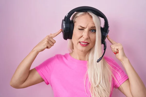 Mulher Caucasiana Ouvindo Música Usando Fones Ouvido Cobrindo Orelhas Com — Fotografia de Stock