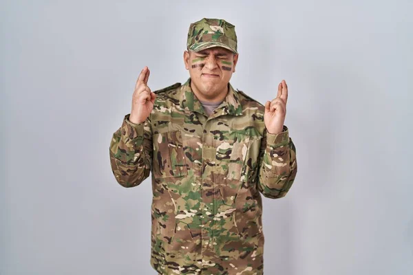 Hispanic Young Man Wearing Camouflage Army Uniform Gesturing Finger Crossed — Stock Photo, Image