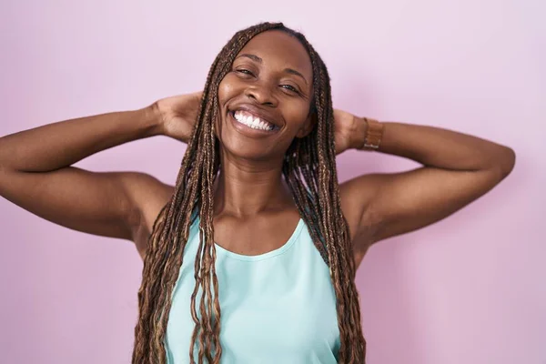 Afroamerikansk Kvinna Står Över Rosa Bakgrund Avkopplande Och Stretching Armar — Stockfoto