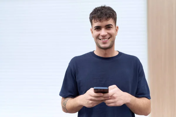 Mladý Hispánec Muž Usměvavý Sebevědomě Pomocí Smartphone Ulici — Stock fotografie