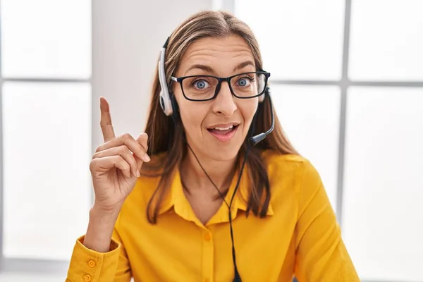 Jovem Usando Fone Ouvido Agente Call Center Surpreso Com Uma — Fotografia de Stock