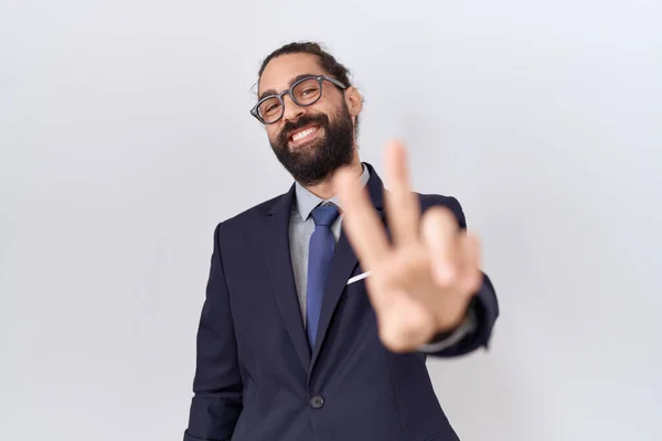 Латиноамериканец Бородой Костюме Галстуке Улыбается Глядя Камеру Показывая Пальцы Делающие — стоковое фото