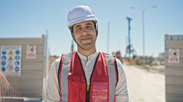 Ung Latinamerikansk Man Byggare Står Med Avslappnad Uttryck Gatan — Stockfoto