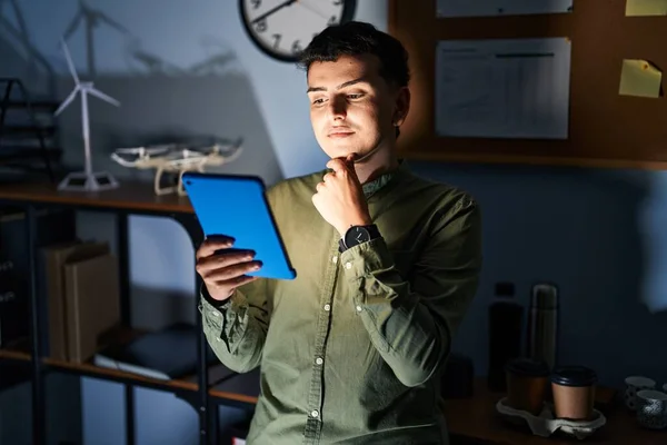 Non Binary Person Using Touchpad Device Night Looking Confident Camera — Stock Photo, Image