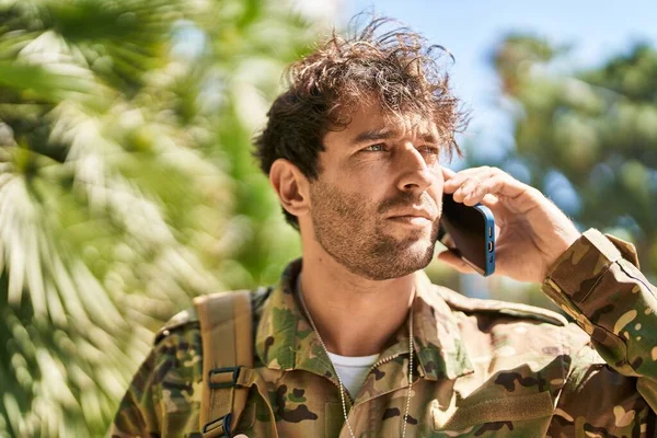 Ung Man Armé Soldat Talar Smartphone Parken — Stockfoto
