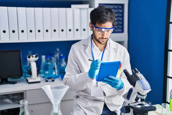 Young Hispanic Man Scientist Using Touchpad Laboratory — Stock Photo, Image