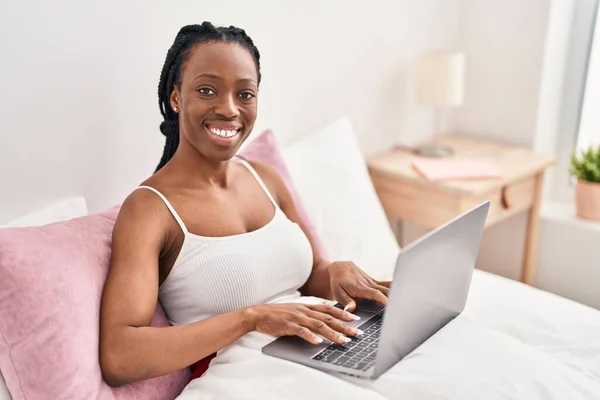 Afroamerikanerin Sitzt Mit Laptop Auf Bett Schlafzimmer — Stockfoto