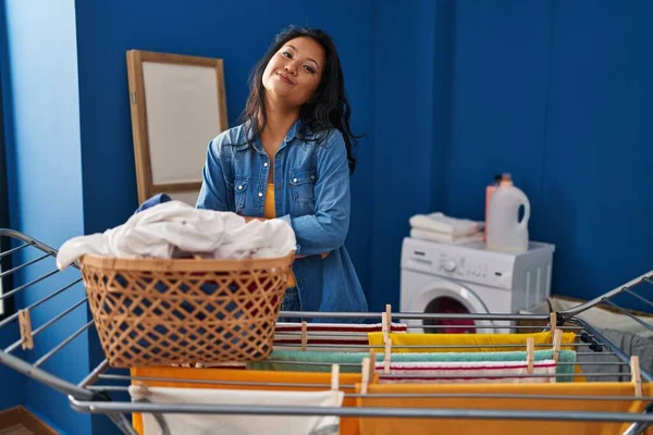 Genç Asyalı Kadın Çamaşır Ipine Kıyafet Asıyor Gülümsüyor Yan Tarafa — Stok fotoğraf
