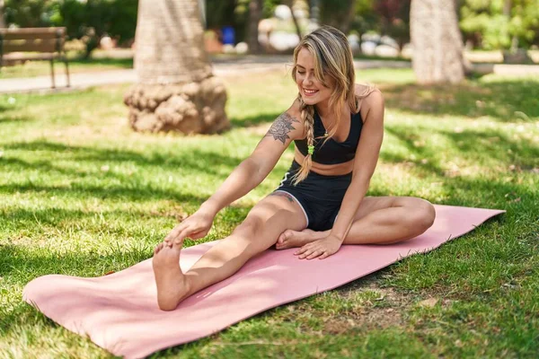 Young Woman Smiling Confident Stretching Legs Park — Φωτογραφία Αρχείου