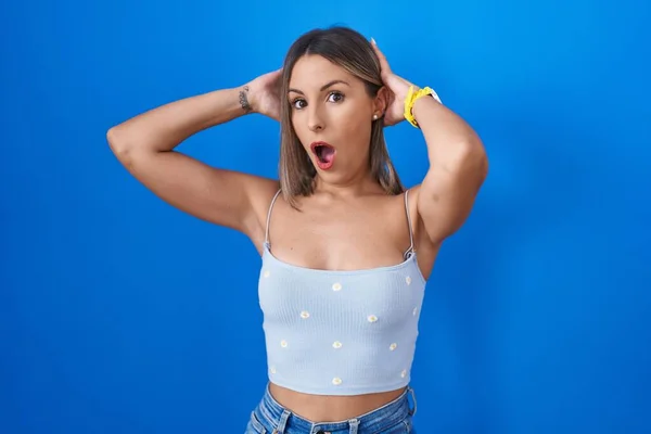 Young Woman Standing Blue Background Crazy Scared Hands Head Afraid — Foto de Stock