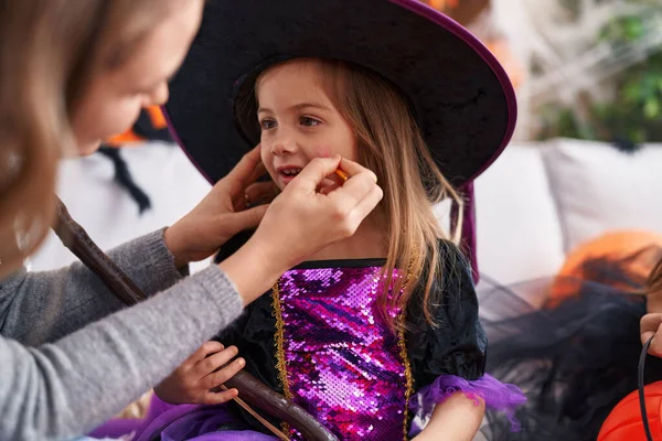 Roztomilé Hispánské Dívka Sobě Čarodějnice Kostým Halloween Make Doma — Stock fotografie