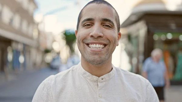 Young Hispanic Man Smiling Confident Street — Zdjęcie stockowe