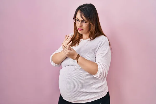 Zwangere Vrouw Staande Roze Achtergrond Lijden Pijn Handen Vingers Artritis — Stockfoto