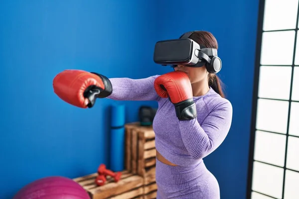 Jovem Bela Mulher Hispânica Usando Óculos Realidade Virtual Boxe Centro — Fotografia de Stock