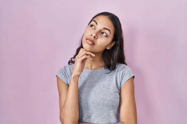 Mujer Brasileña Joven Con Camiseta Casual Sobre Fondo Rosa Con —  Fotos de Stock