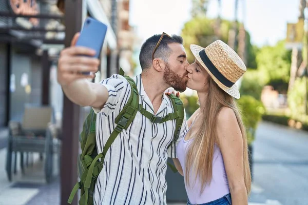 Touristenpaar Lächelt Selbstbewusst Und Macht Selfie Mit Smartphone Auf Der — Stockfoto