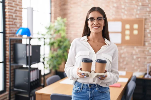 Ung Brunett Kvinna Som Arbetar Kontoret Håller Bort Kaffe Leende — Stockfoto