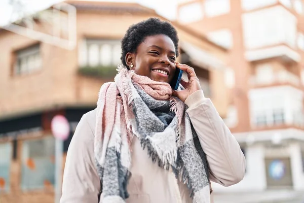 Afričanky Americká Žena Usmívá Sebevědomě Mluvit Smartphone Ulici — Stock fotografie