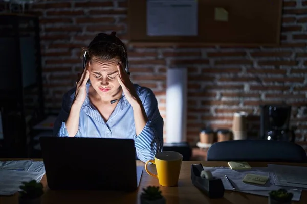 Schöne Brünette Frau Arbeitet Büro Der Nacht Unter Kopfschmerzen Verzweifelt — Stockfoto