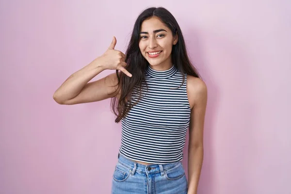 Genç Kız Rahat Çizgili Tişört Giyiyor Gülümsüyor Telefonla Parmak Hareketleri — Stok fotoğraf