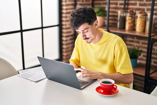 Young Caucasian Man Using Laptop Drinking Coffee Home — Stockfoto