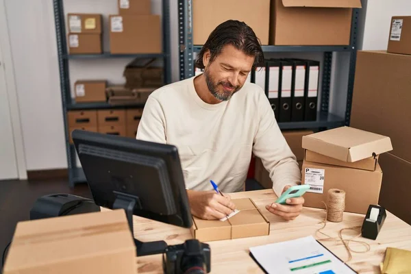 Homem Meia Idade Trabalhador Negócios Comércio Eletrônico Usando Escrita Smartphone — Fotografia de Stock