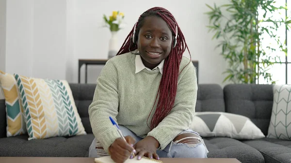 Afrikansk Kvinna Med Flätat Hår Arbetar Hemifrån Med Bärbar Dator — Stockfoto