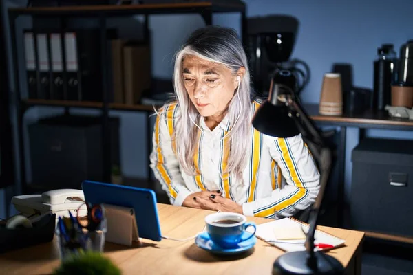 消化不良 痛みを伴う病気が体調不良のため 胃の上に手で夜にオフィスで働く白髪の中年女性 キャッシュ コンセプト — ストック写真