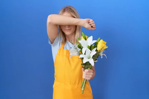 Young Caucasian Woman Wearing Florist Apron Holding Flowers Smiling Cheerful — Stock Photo, Image