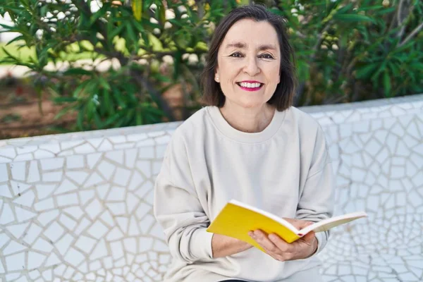 Middle Age Woman Smiling Confident Reading Book Park — Stockfoto